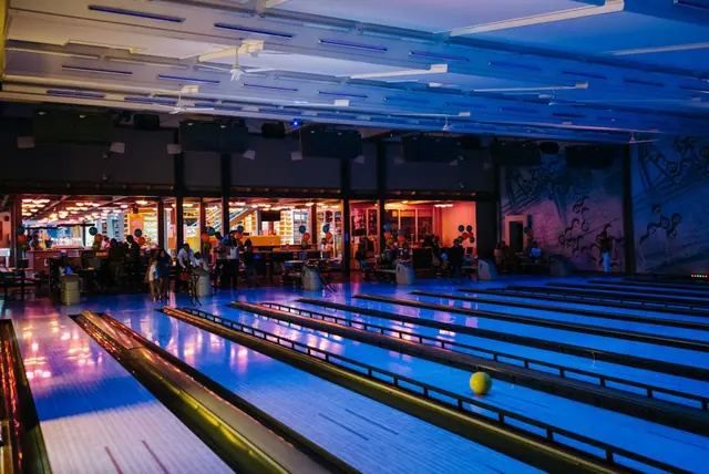 Boulinga celiņi Bowlero centrā Rīgā