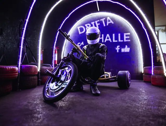Braucējs uz drifta traika Drifta Hallē