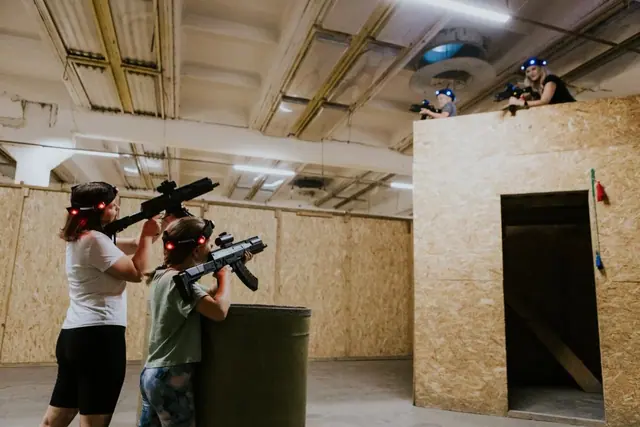 Spēlētāji aiz aizsega GUNSnLASERS arēnā