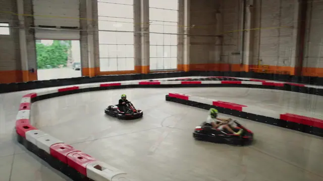 Braucēji Kartings.lv iekštelpu trases līkumā