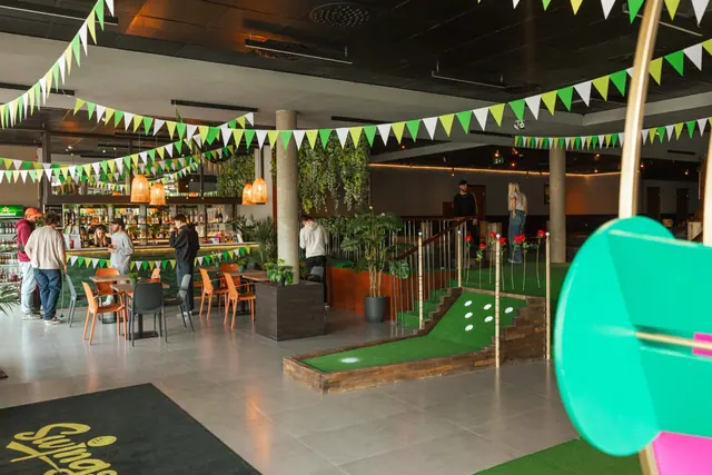 Minigolfa laukums un bārs Swings Golf
